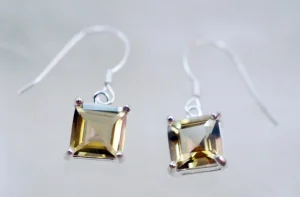 Shiny square shaped synthetic earring